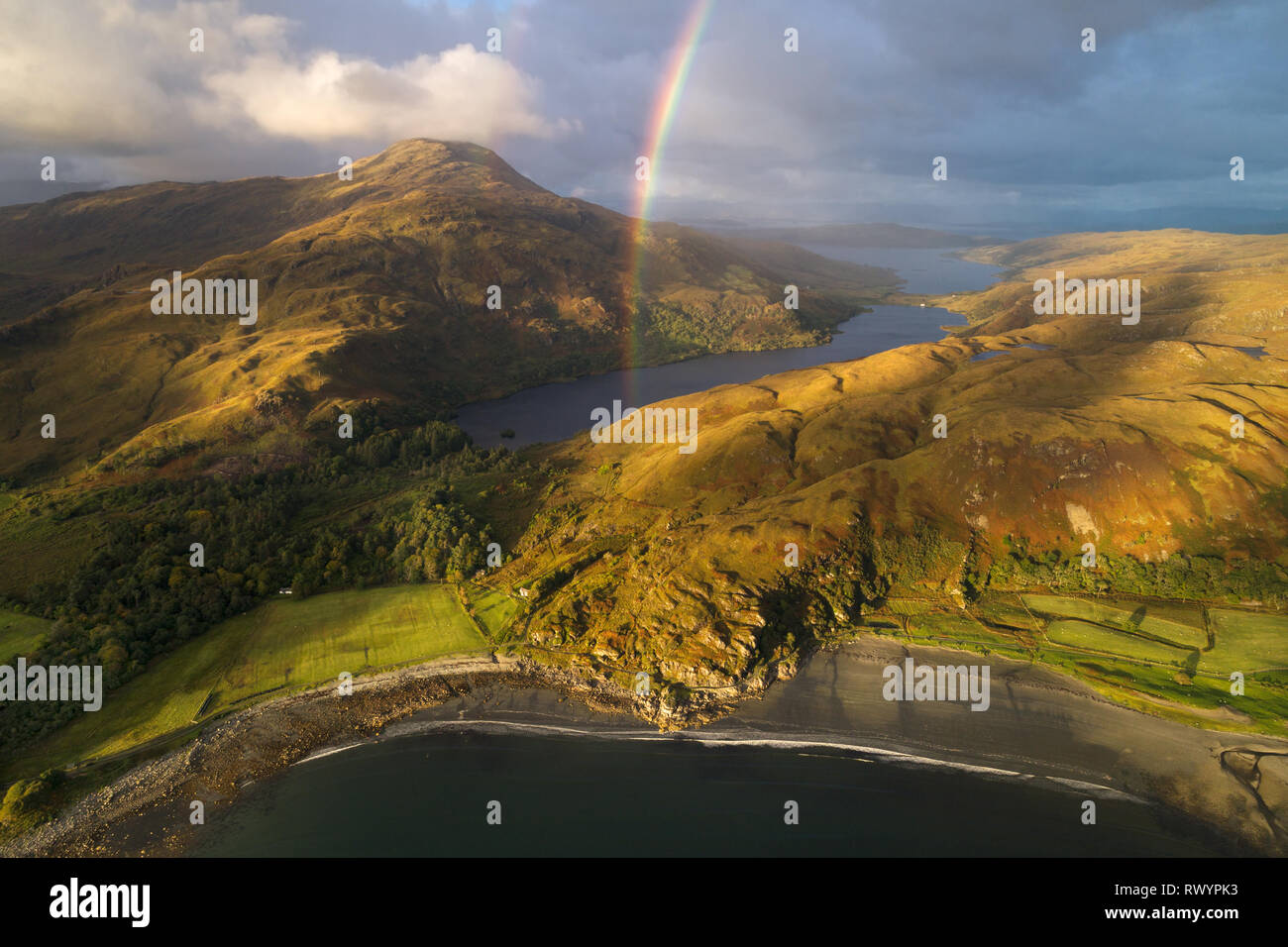 Luftbild zeigt die Küste und die Berge des Loch Buie, Ort, an dem der Kult der 40er Film "ich weiß, wohin ich gehe". Stockfoto