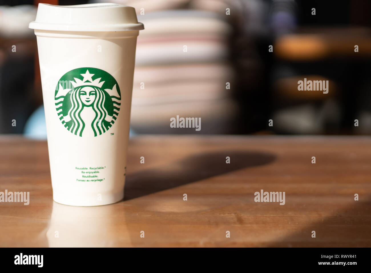 Slowenien 27.2.2019 - Starbucks nehmen, heiße Getränke Kaffeetasse mit Logo, auf den Tisch. Stockfoto