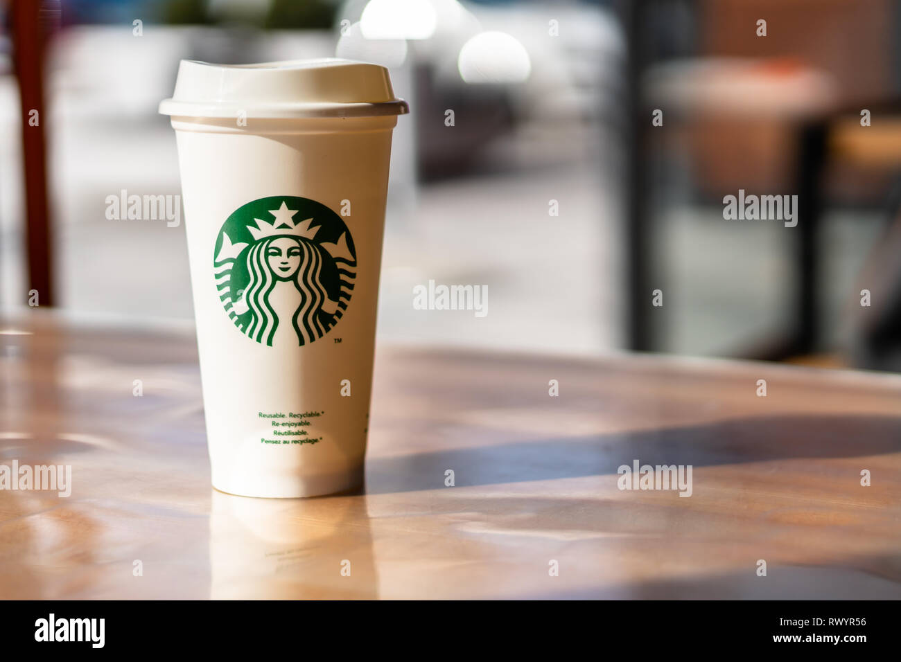 Slowenien 27.2.2019 - Starbucks nehmen, heiße Getränke Kaffeetasse mit Logo, auf den Tisch. Stockfoto