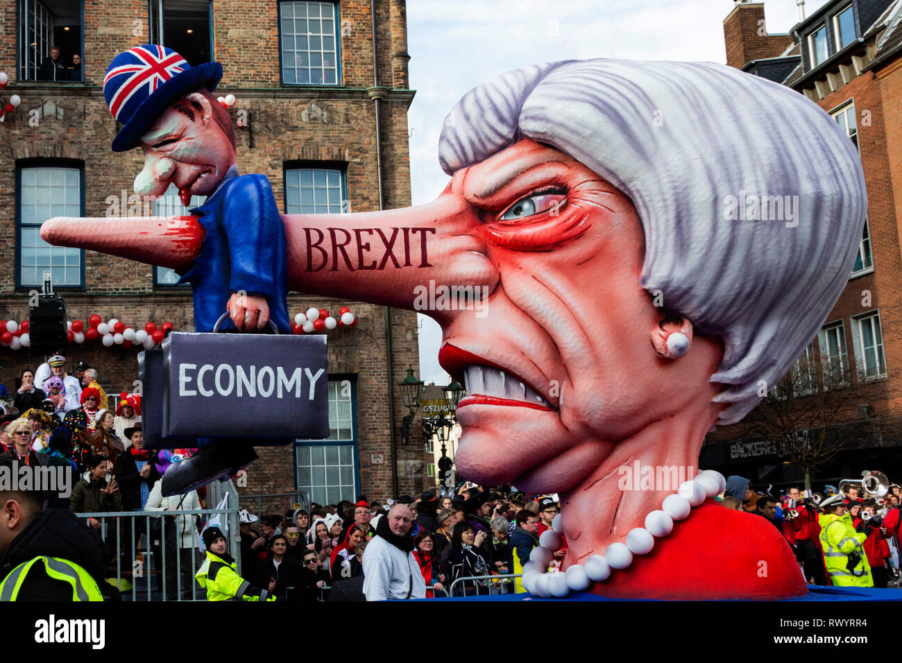 Düsseldorf, Deutschland. Vom 4. März 2019. Die jährlichen Rosenmontag (Rose Montag oder Rosenmontag) Carnival Parade findet in Düsseldorf. Brexit Karneval float, Theresa May aus der Tötung der britischen Wirtschaft, entworfen von deutschen Künstler Jacques Tilly. Stockfoto