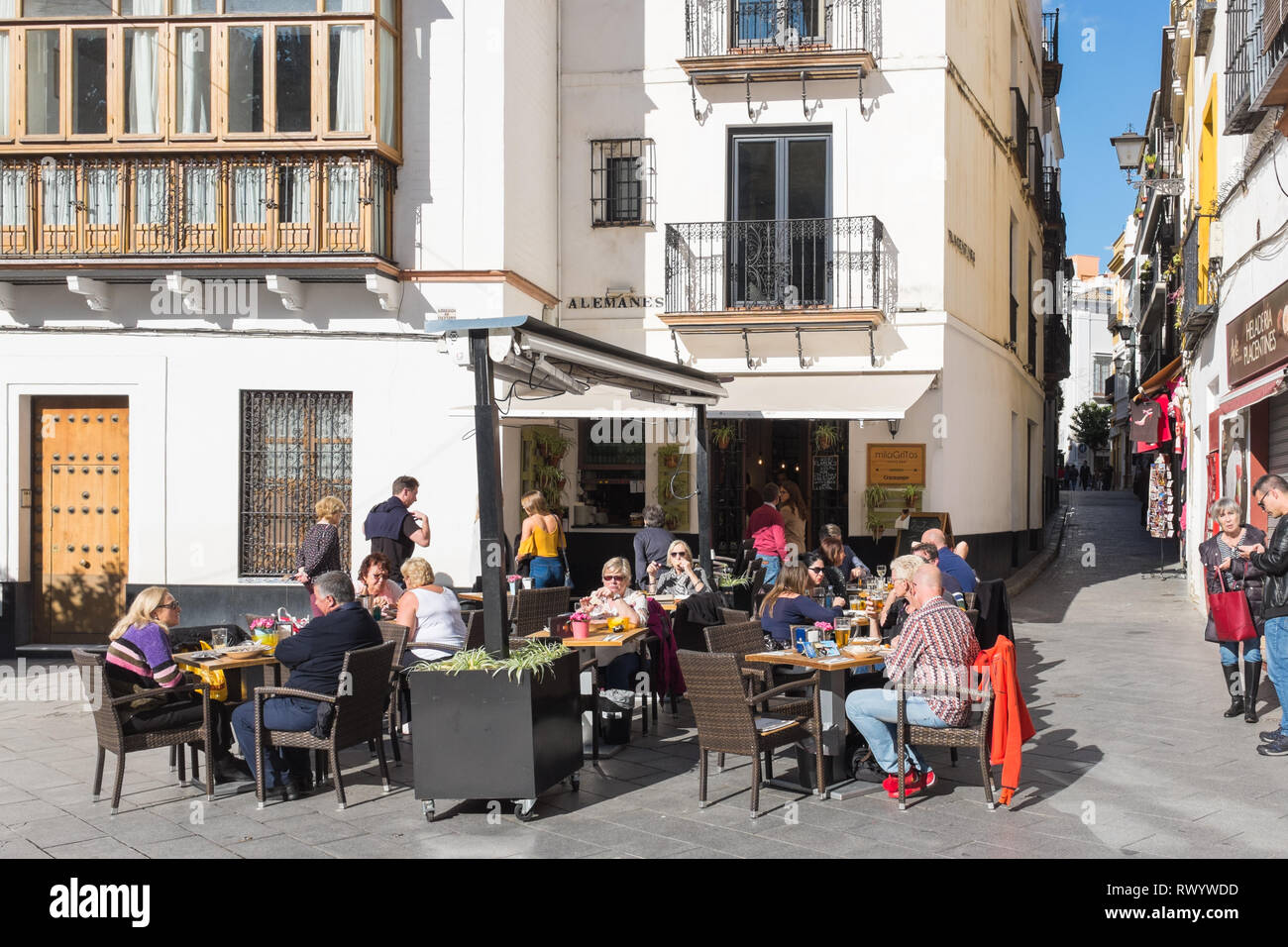 Die Menschen trinken und speisen in Plaza Virgen de los Reyes, den historischen Platz vor der Kathedrale von Sevilla Stockfoto