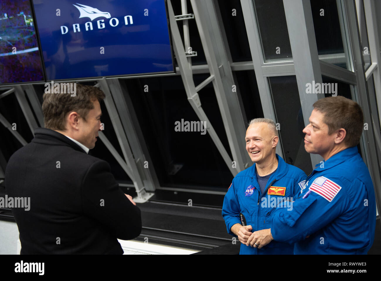 SpaceX CEO und Chief Designer Elon Musk, Links, spricht mit NASA-Astronauten Doug Hurley, Mitte, und Bob Behnken, Rechts, von der Zündung Zimmer vier der Launch Control Center im Kennedy Space Center, das am 2. März 2019 in Cape Canaveral, Florida. Der Test Start der SpaceX Commercial Crew capsule Demo-1, abgehoben erfolgreich ermöglicht die Astronauten in der bemannten Demo-2 Mission, um fortzufahren. Stockfoto