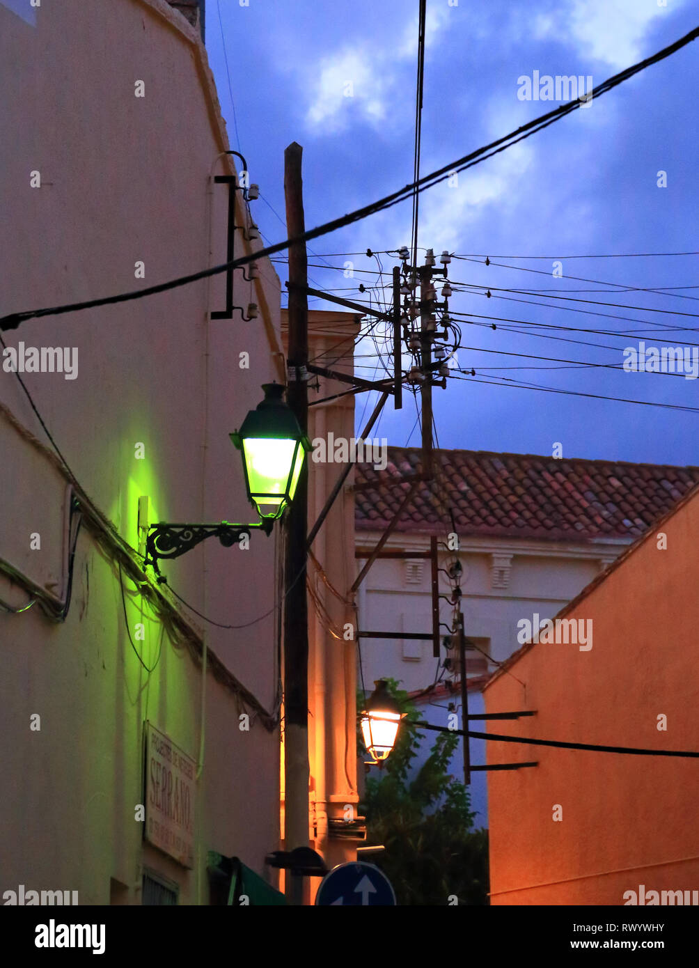 Häuser und Stromleitungen in der Nacht Stockfoto