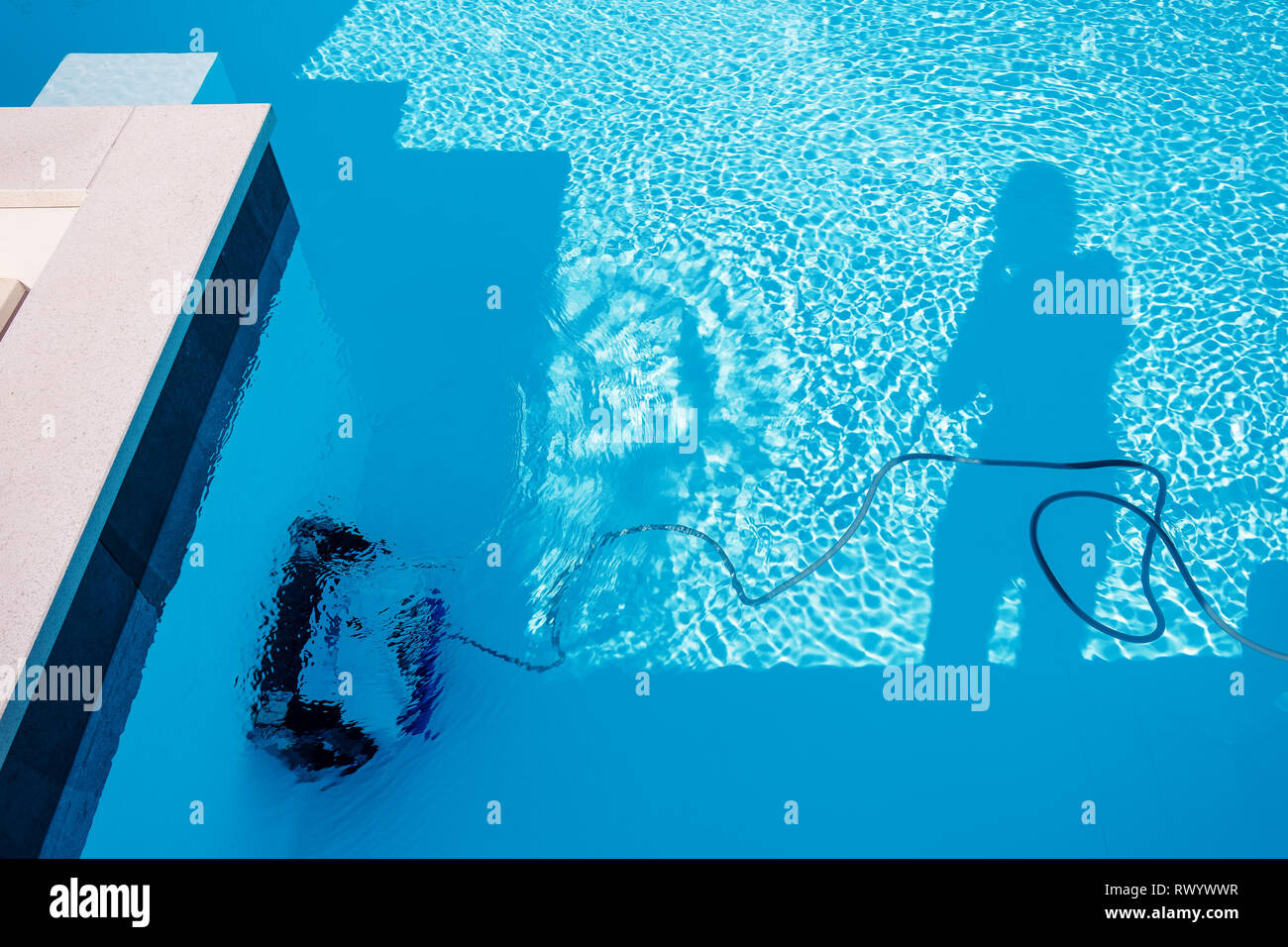 Schwimmbad in der italienischen Resort Lido. Roboter Staubsauger und  Silhouette Stockfotografie - Alamy