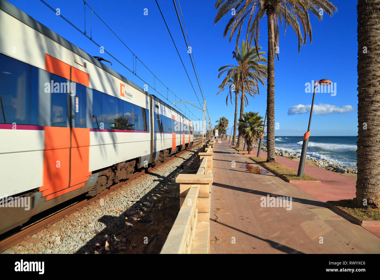 Strand Zug der Linie R1 (RENFE), Katalanisch Küstenbahn, Vilassar de Mar Stockfoto
