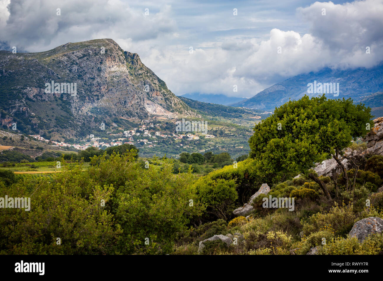 Bergige Landschaft im Inland von Kreta, Griechenland - Tal mit Dörfern Stockfoto