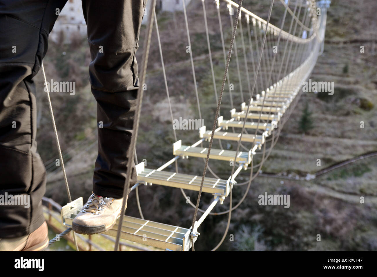 Überqueren einer Brücke Stockfoto