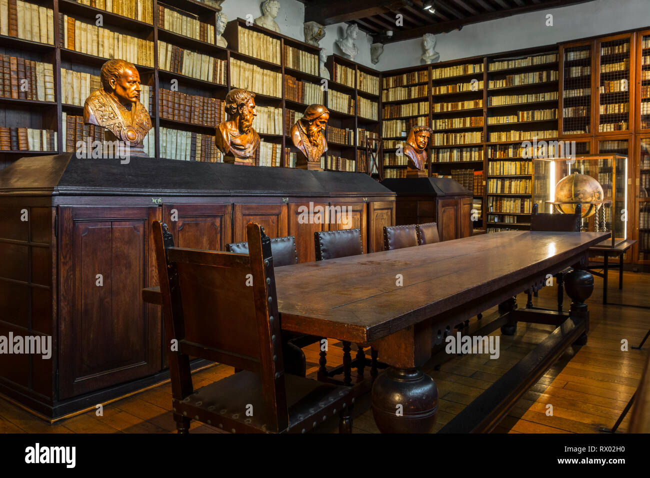 Bücherregale mit alten Büchern aus dem 17. Jahrhundert große Bibliothek an das Plantin-Moretus-Museum/Plantin-Moretusmuseum, Antwerpen, Flandern, Belgien Stockfoto