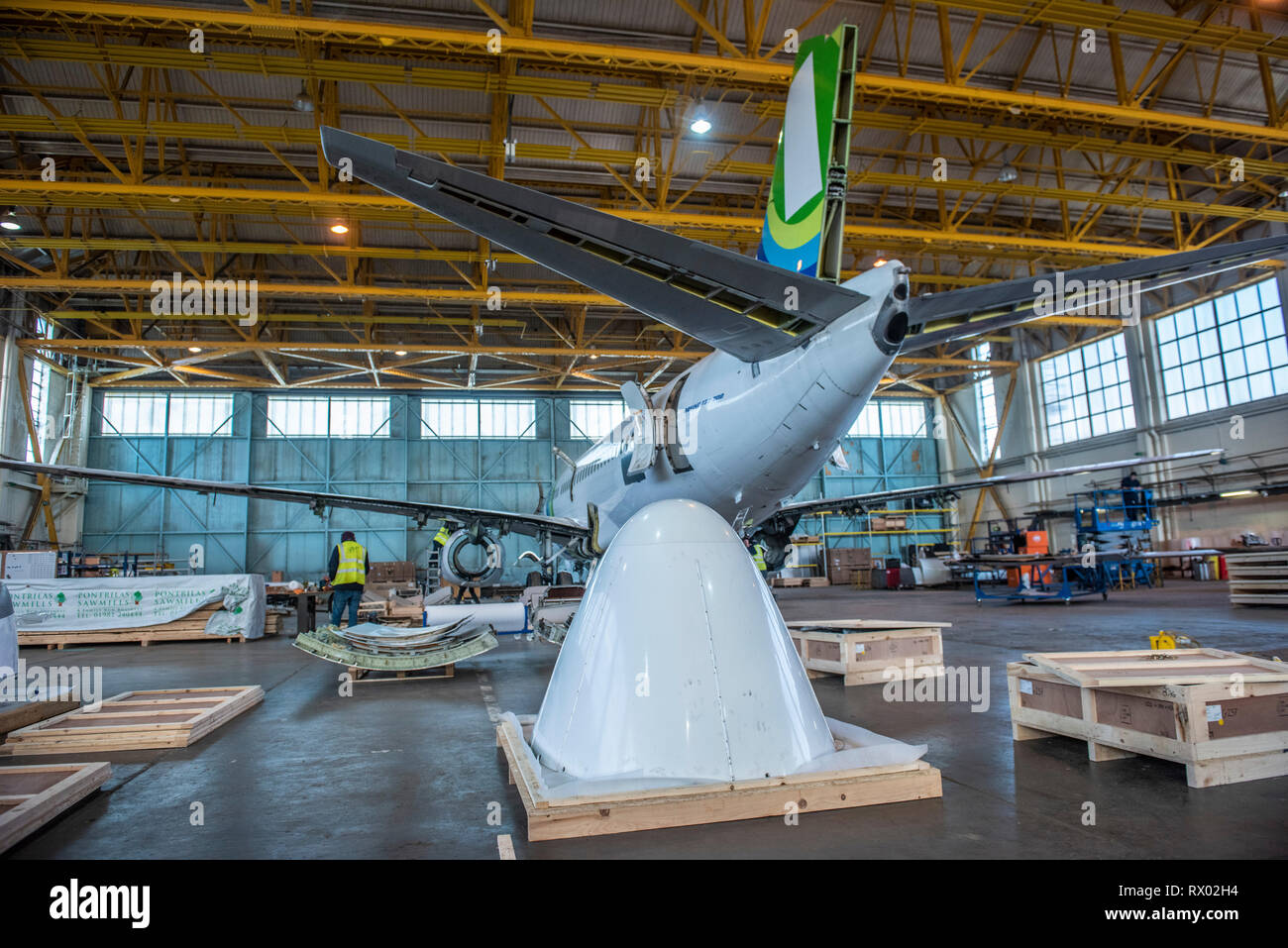 Demontage von Passagierflugzeugen per E-cube Solutions bei St Athan der Airbase South Wales. Verschiedene Teile des Flugzeugs sind verkauft, wieder vorgesetzt, etc. oder ganze Flugzeug gekauft und zerlegt werden oder 'hat', wie es bekannt, entsprechend den Anforderungen der Kunden. des Motors sind oft die wertvollsten Teile des Flugzeugs und kann sich lohnen, soviel wie 2 - 3 Mio. GBP. Da dies so viele Anbieter nur Mieten die Motoren und die Besitzer dann auf ihr Schicksal entscheiden, sobald das Flugzeug aus dem Dienst zurückgezogen worden ist. Andere Teile könnten verkauft werden und je nach wie Möbel für Haus, Büro Stockfoto