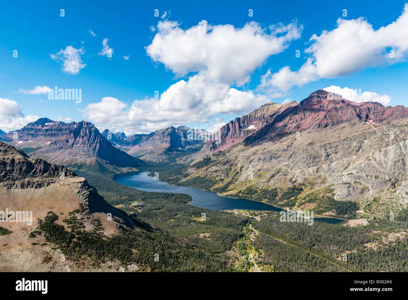 Ansicht von Continental Divide Trail auf Berg See zwei Medizin See mit Berglandschaft, Sinopah Berg Stockfoto