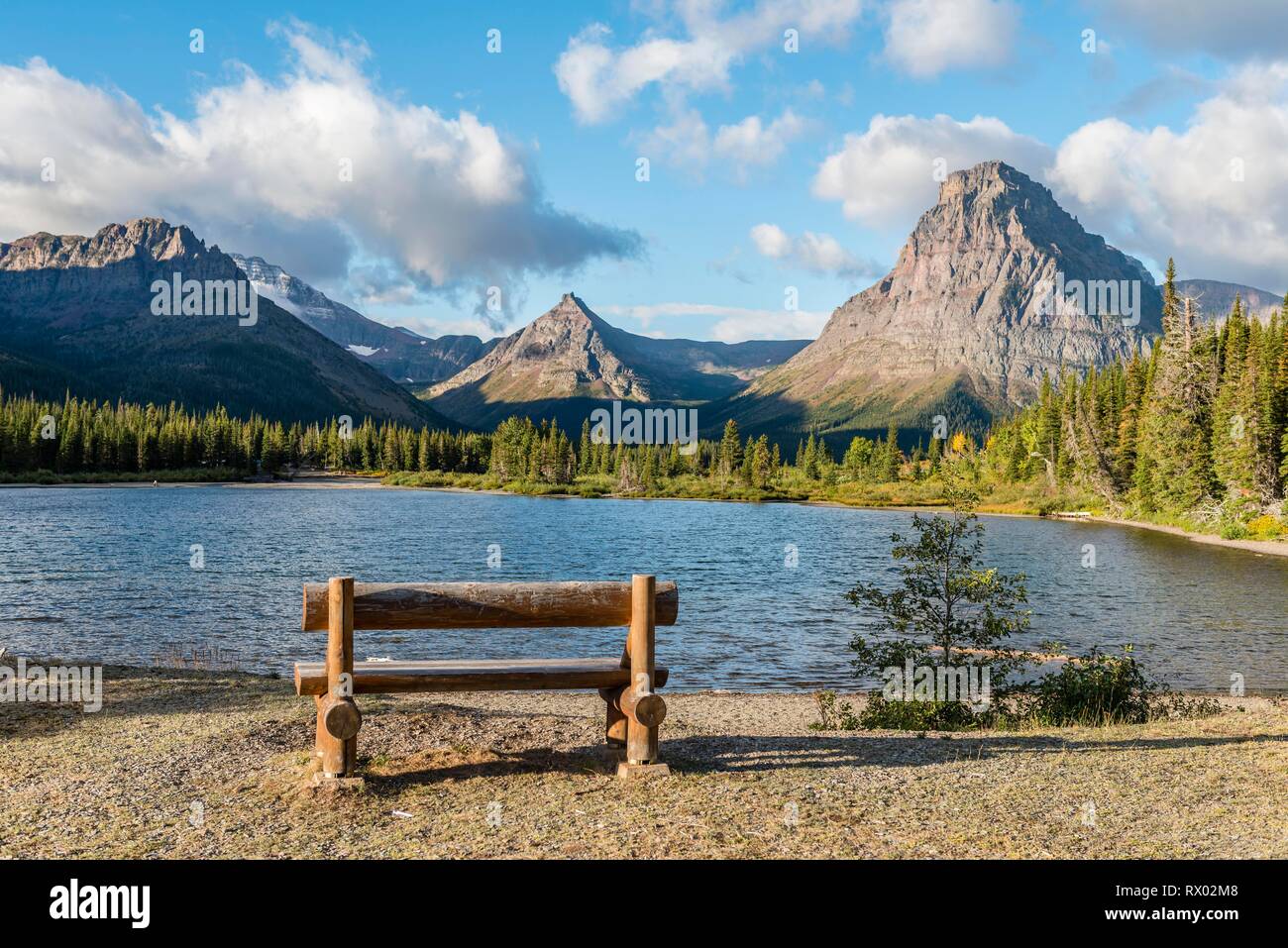 Anzeigen der Sitzbank am Bergsee, zwei Medizin See, Berg Landschaft, Sinopah Berg, Glacier National Park, Montana, USA Stockfoto