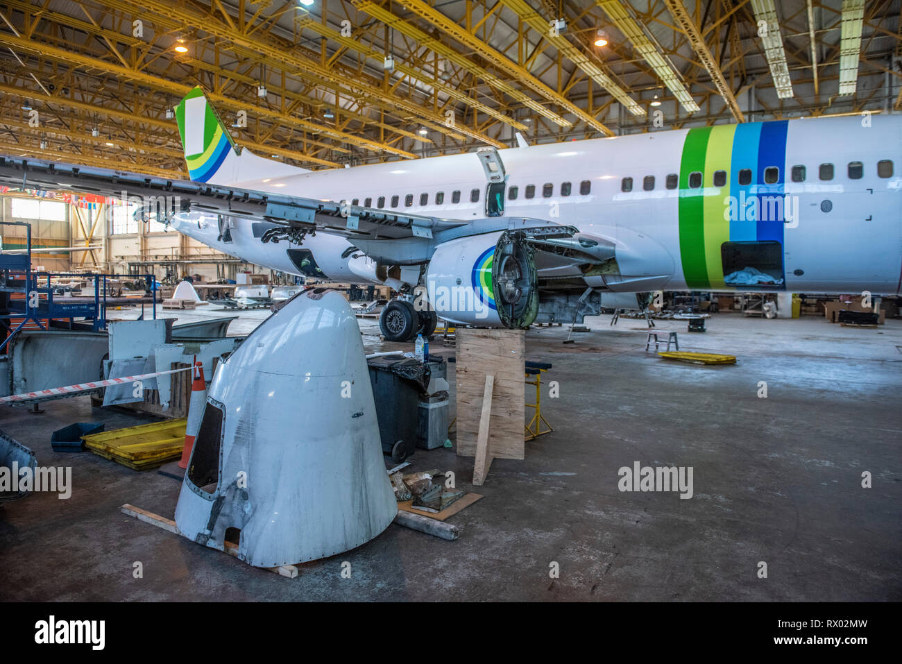 Demontage von Passagierflugzeugen per E-cube Solutions bei St Athan der Airbase South Wales. Verschiedene Teile des Flugzeugs sind verkauft, wieder vorgesetzt, etc. oder ganze Flugzeug gekauft und zerlegt werden oder 'hat', wie es bekannt, entsprechend den Anforderungen der Kunden. des Motors sind oft die wertvollsten Teile des Flugzeugs und kann sich lohnen, soviel wie 2 - 3 Mio. GBP. Da dies so viele Anbieter nur Mieten die Motoren und die Besitzer dann auf ihr Schicksal entscheiden, sobald das Flugzeug aus dem Dienst zurückgezogen worden ist. Andere Teile könnten verkauft werden und je nach wie Möbel für Haus, Büro Stockfoto