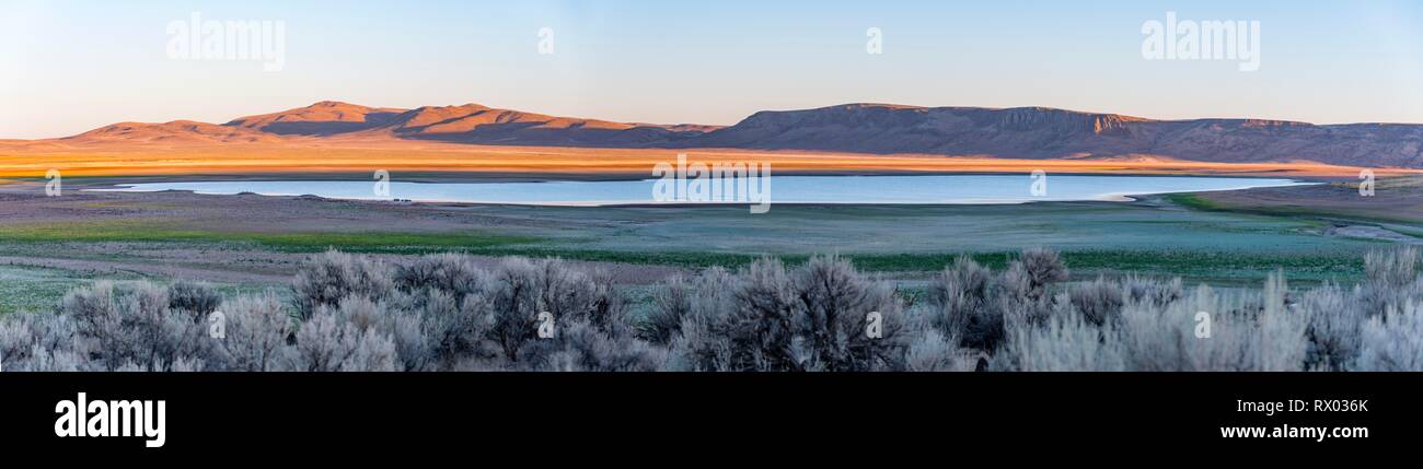 See in der kargen Landschaft vor den Bergen, Abendstimmung, Antilope Reservoir, Oregon, USA Stockfoto