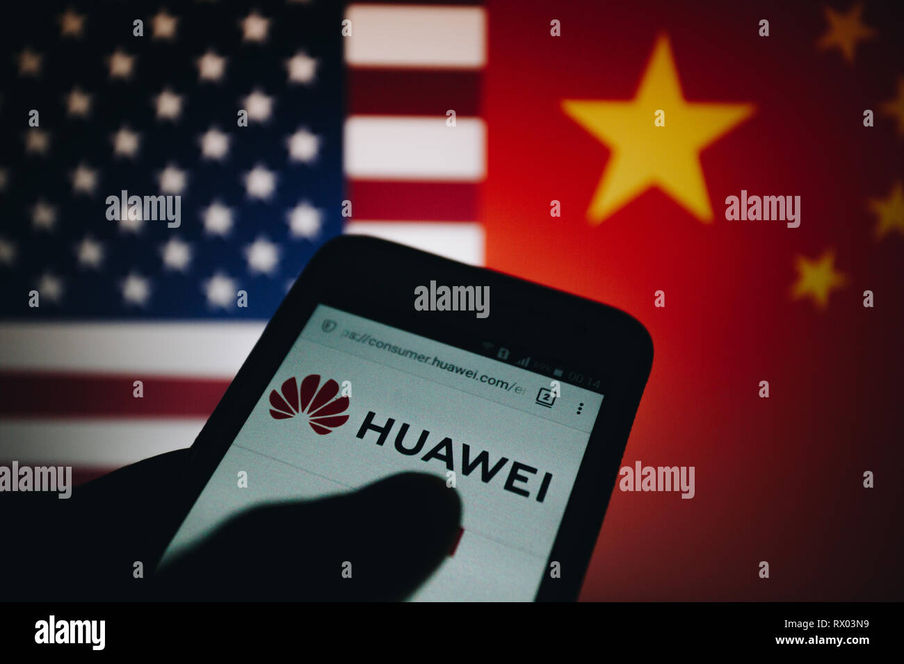 Huawei Logo auf Ihrer Website wird auf dem Smartphone angezeigt, United Flaggenstaaten und Volksrepublik China Flagge Unschärfe im Hintergrund Stockfoto