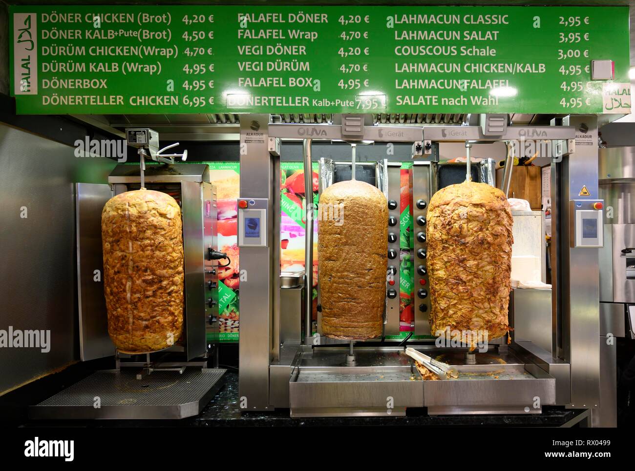 Kebab Spieße mit Fleisch am Kebabstand, München, Bayern, Deutschland Stockfoto