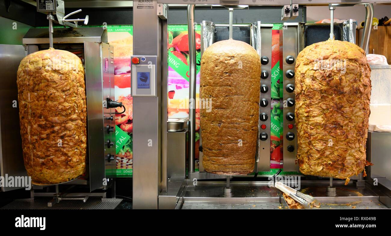 Kebab Spieße mit Fleisch am Kebabstand, München, Bayern, Deutschland Stockfoto
