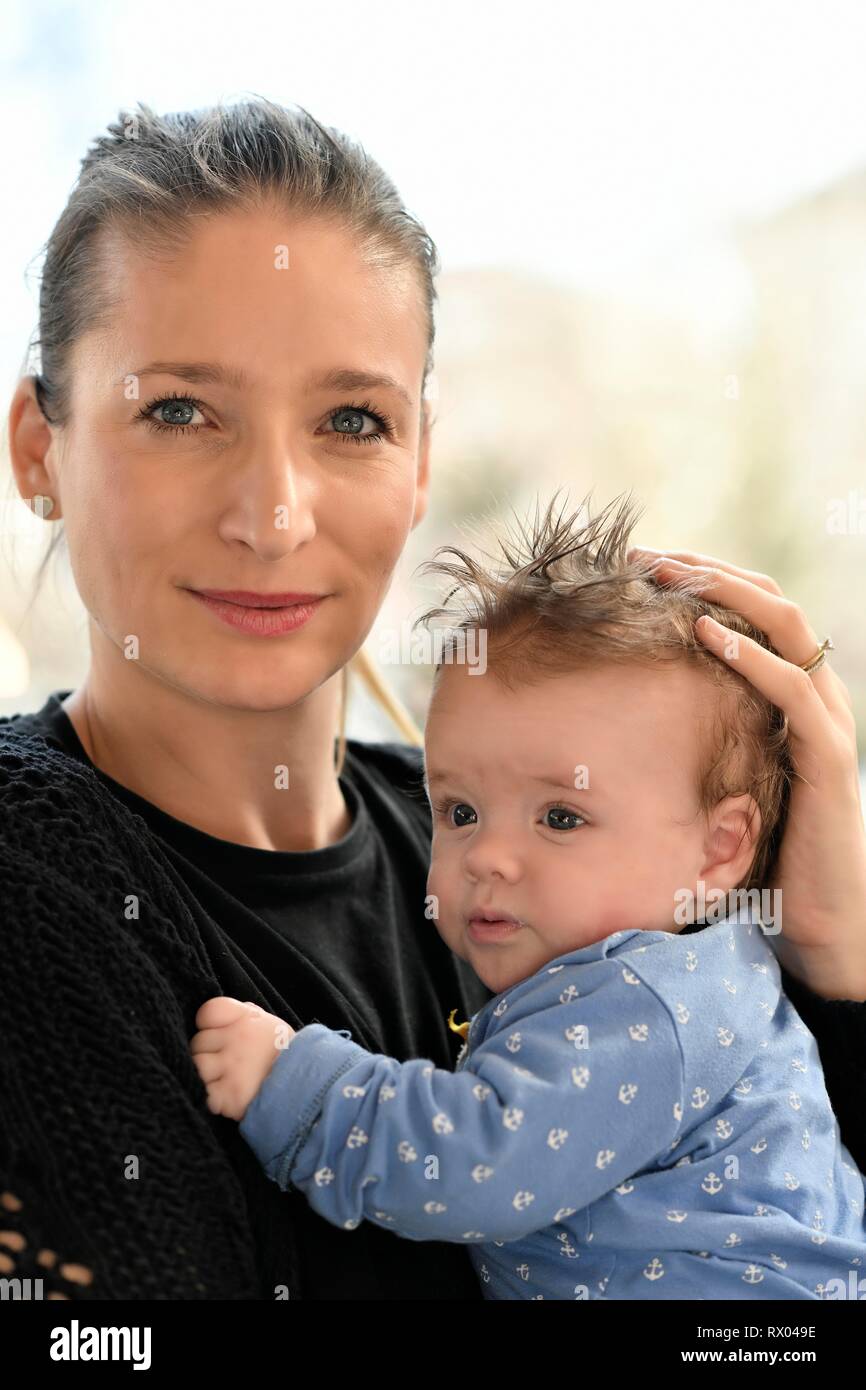 Mutter mit Kleinkind, 3 Monate, Baden-Württemberg, Deutschland Stockfoto