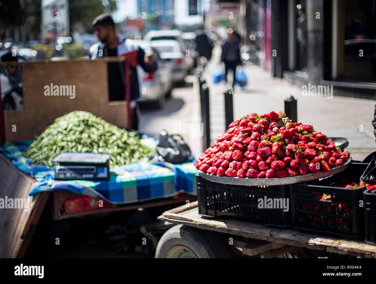 Erdbeeren gesehen werden auf den Straßen von Gaza Stadt verkauft. Mit hoher Arbeitslosigkeit und Mangel an Arbeitsmöglichkeiten in Gaza, eine zunehmende Zahl von Familien sind mit Blick auf die Armut nach dem Verlust der Arbeit während der letzten 12 Jahre Blockade von Gaza. Stockfoto