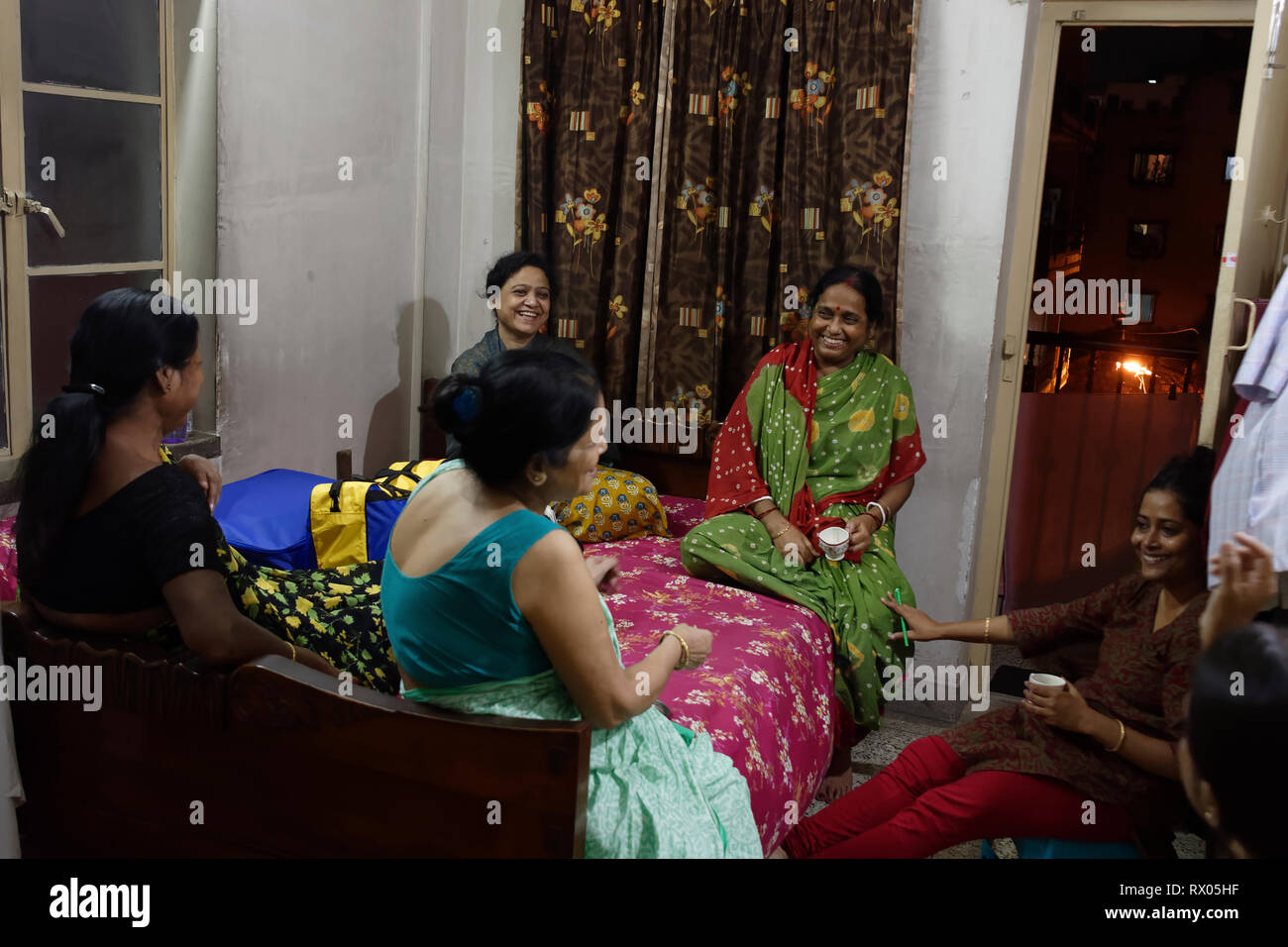 Glückliche Familie sprechen, während zu Hause sitzen Stockfoto