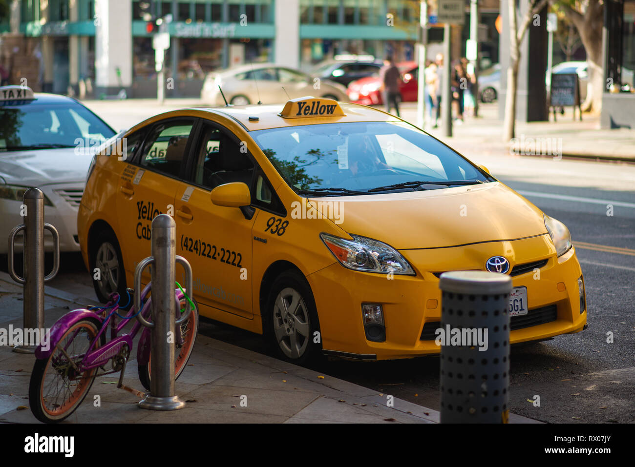 Ein gelbes Taxi wartet geduldig auf einen Kunden in Santa Monica, LA Stockfoto