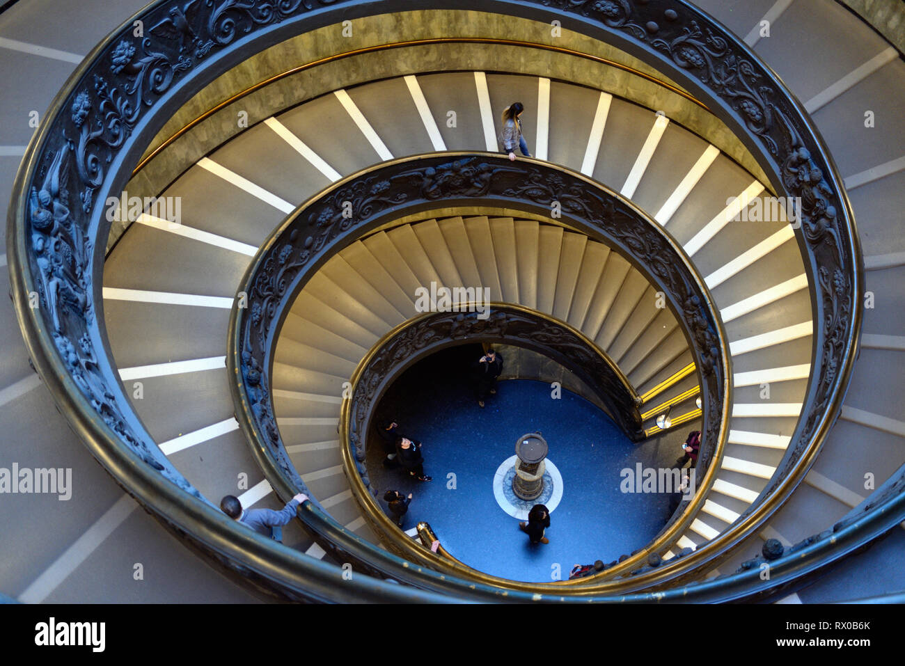 Doppelhelix Wendeltreppe oder Bramante Treppe, durch Giuseppo Momo 1932 entworfen, Pio-Clementine Museum, Vatikanische Museen Stockfoto