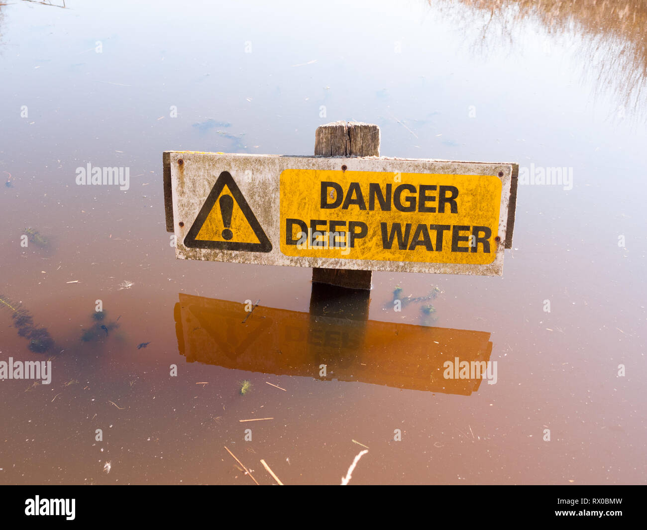 Gefahr tiefe Wasser Zeichen Wasseroberfläche Vorsicht Warnung gelbes Dreieck, Essex, England, Großbritannien Stockfoto