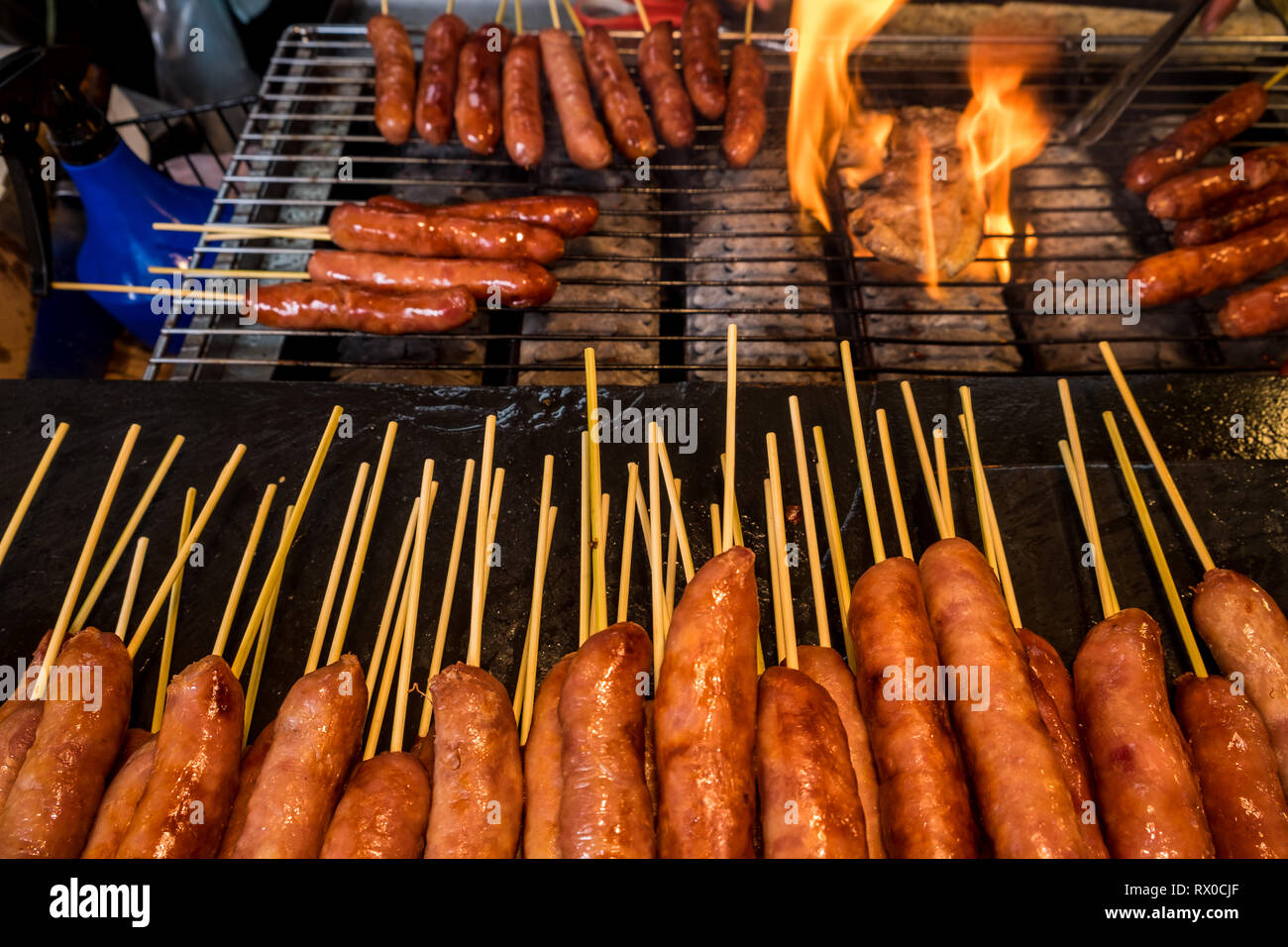 Die taiwanesischen Stil Wurst verkaufen in Nacht Markt, einer der Street Food Märkte in Taichung, Taiwan Stockfoto