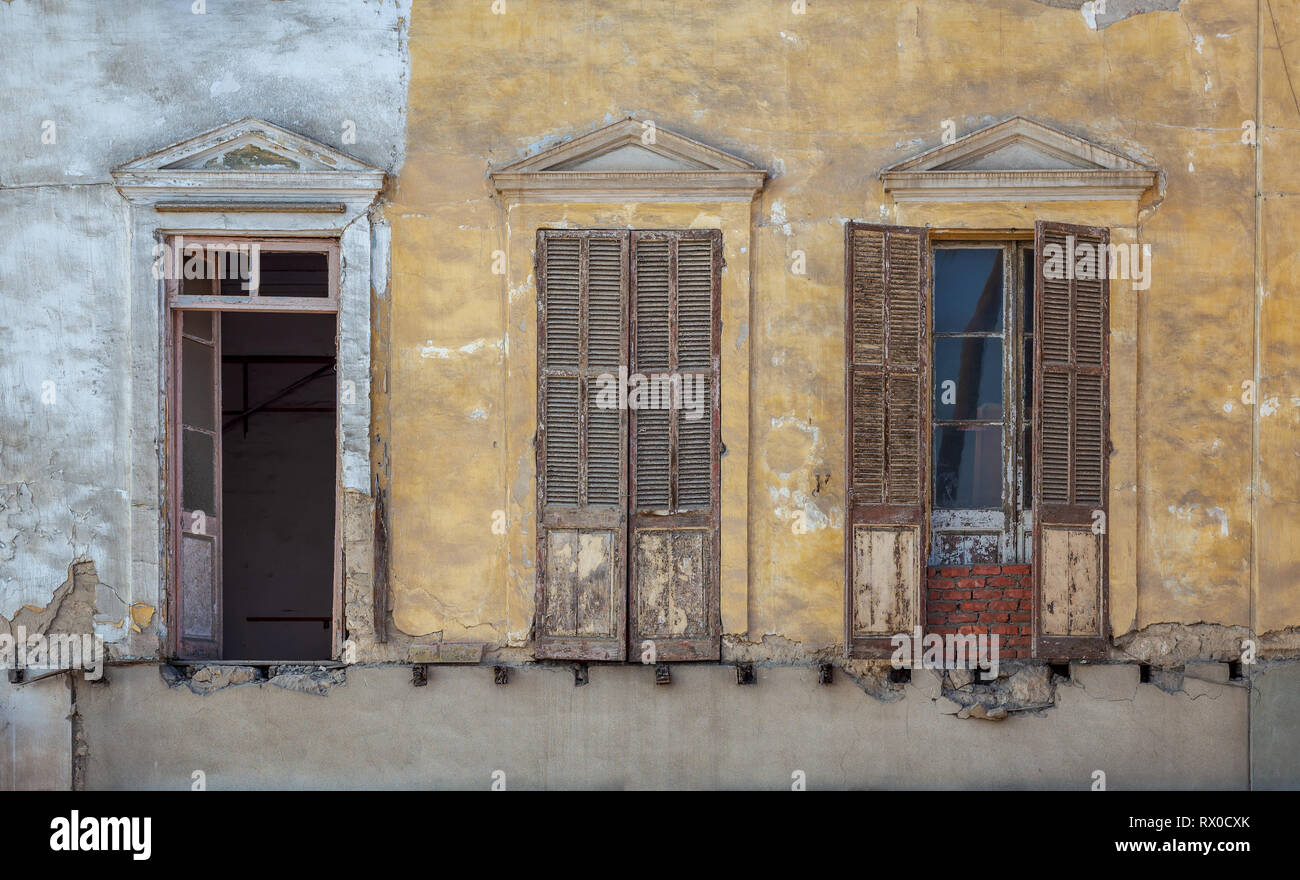 Im Alter von verlassenen Retro Vintage grunge Hausfassade mit kaputten Fenstern und verwitterten Rollläden Stockfoto
