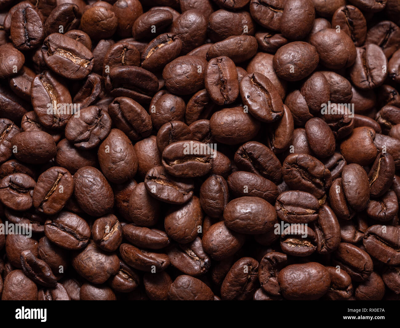 Eine nahtlose Nahaufnahme von frisch gerösteten Kaffeebohnen Braun Stockfoto