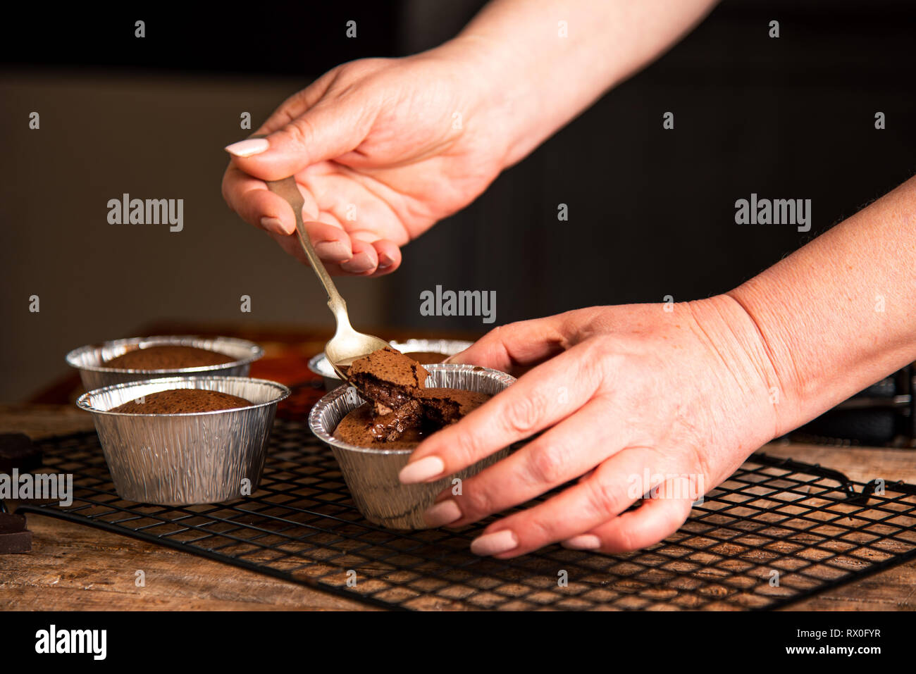 Person essen geschmolzene Schokolade Kuchen Nahaufnahme Stockfoto