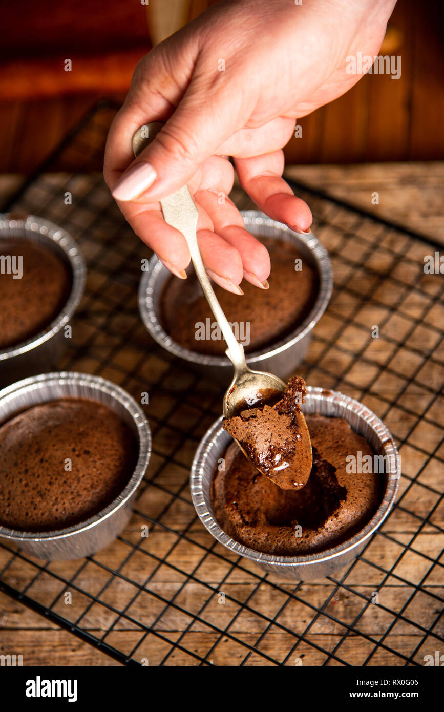 Person essen geschmolzene Schokolade Kuchen Nahaufnahme Stockfoto