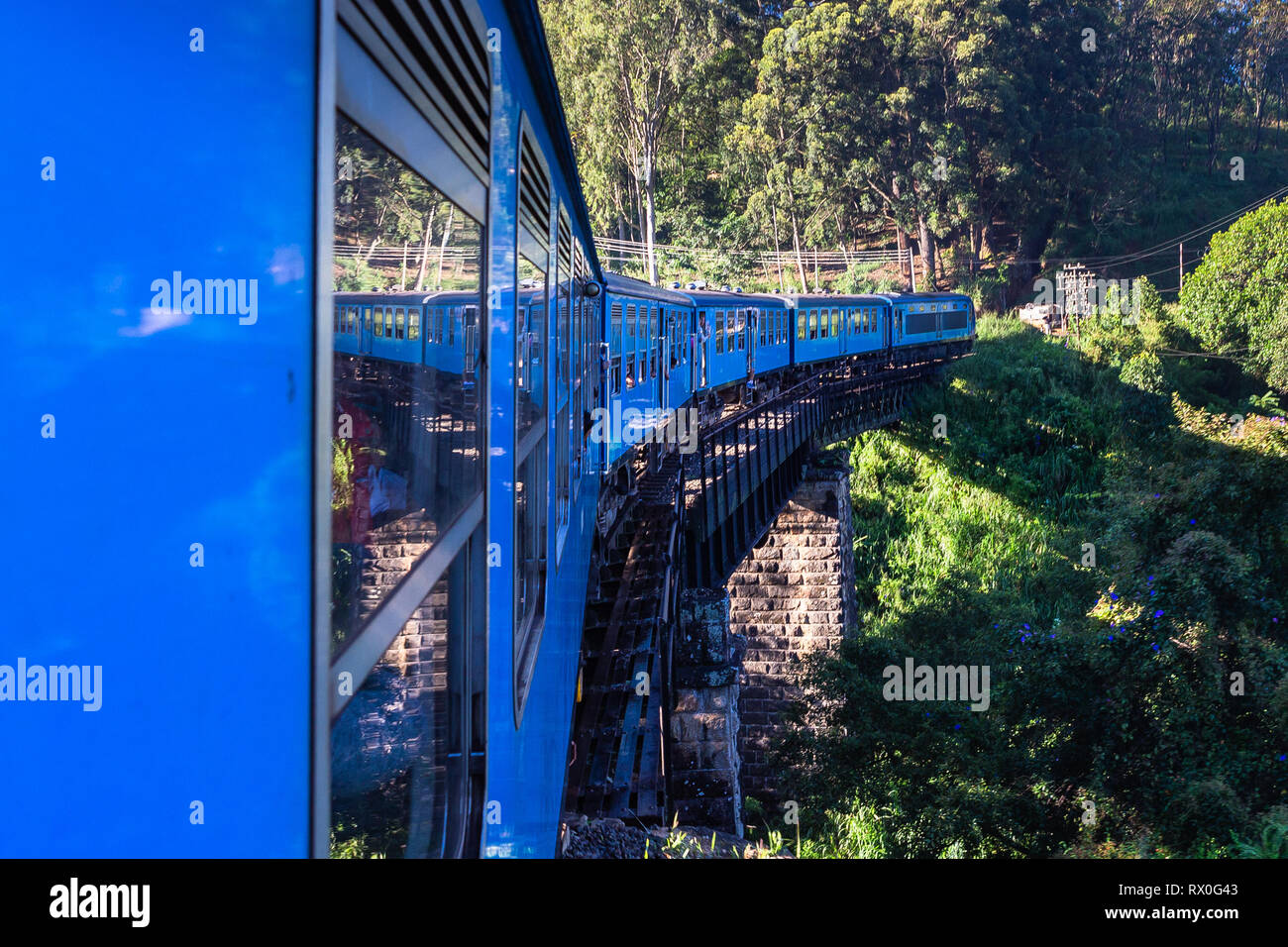 Zug von Ella nach Kandy. Sri Lanka. Stockfoto