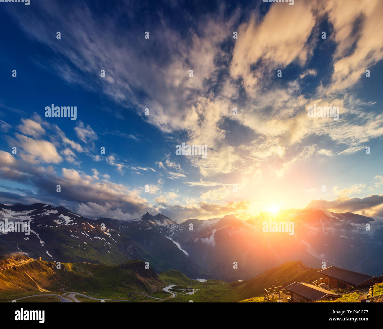 Eine tolle Aussicht auf die Berge Glühen durch Sonnenlicht in der Dämmerung. Dramatische und malerischen Morgen Szene. Lage der berühmten Großglockner Hochalpenstraße, Aus Stockfoto