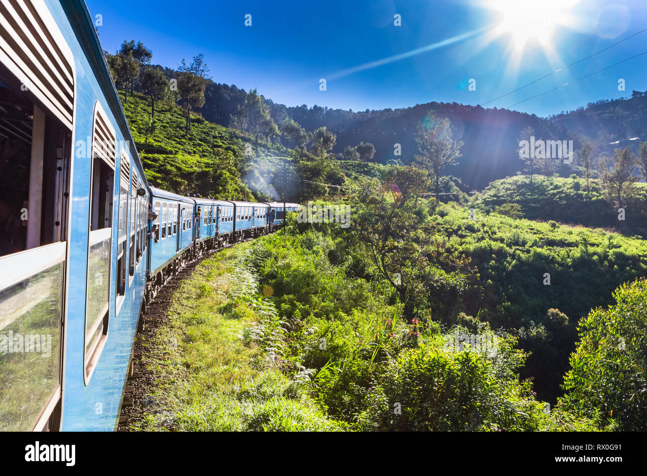 Zug von Ella nach Kandy. Sri Lanka. Stockfoto