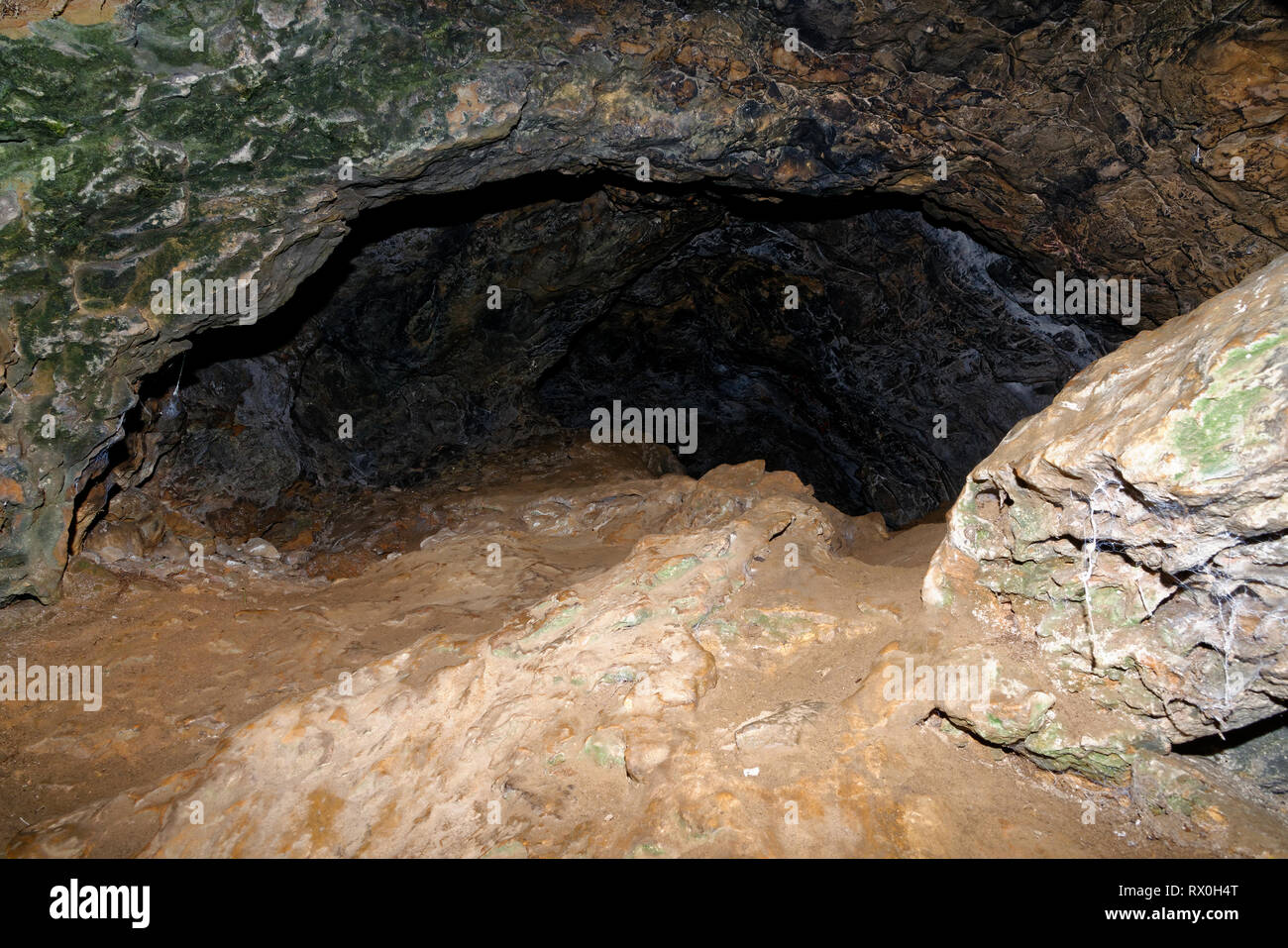 Blick in sandigen Bohrung oder Devil's Hole Cave auf der südöstlichen Ausläufer des Crook Peak, Mendip Hills, Somerset, Großbritannien Stockfoto