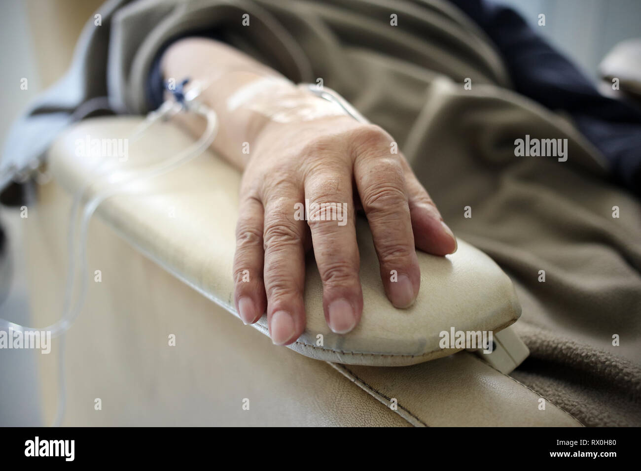 Buenos Aires, Argentinien - 08.März 2019: Unbekannter Hand zu einer Chemotherapie in Buenos Aires, Argentinien verbunden Stockfoto