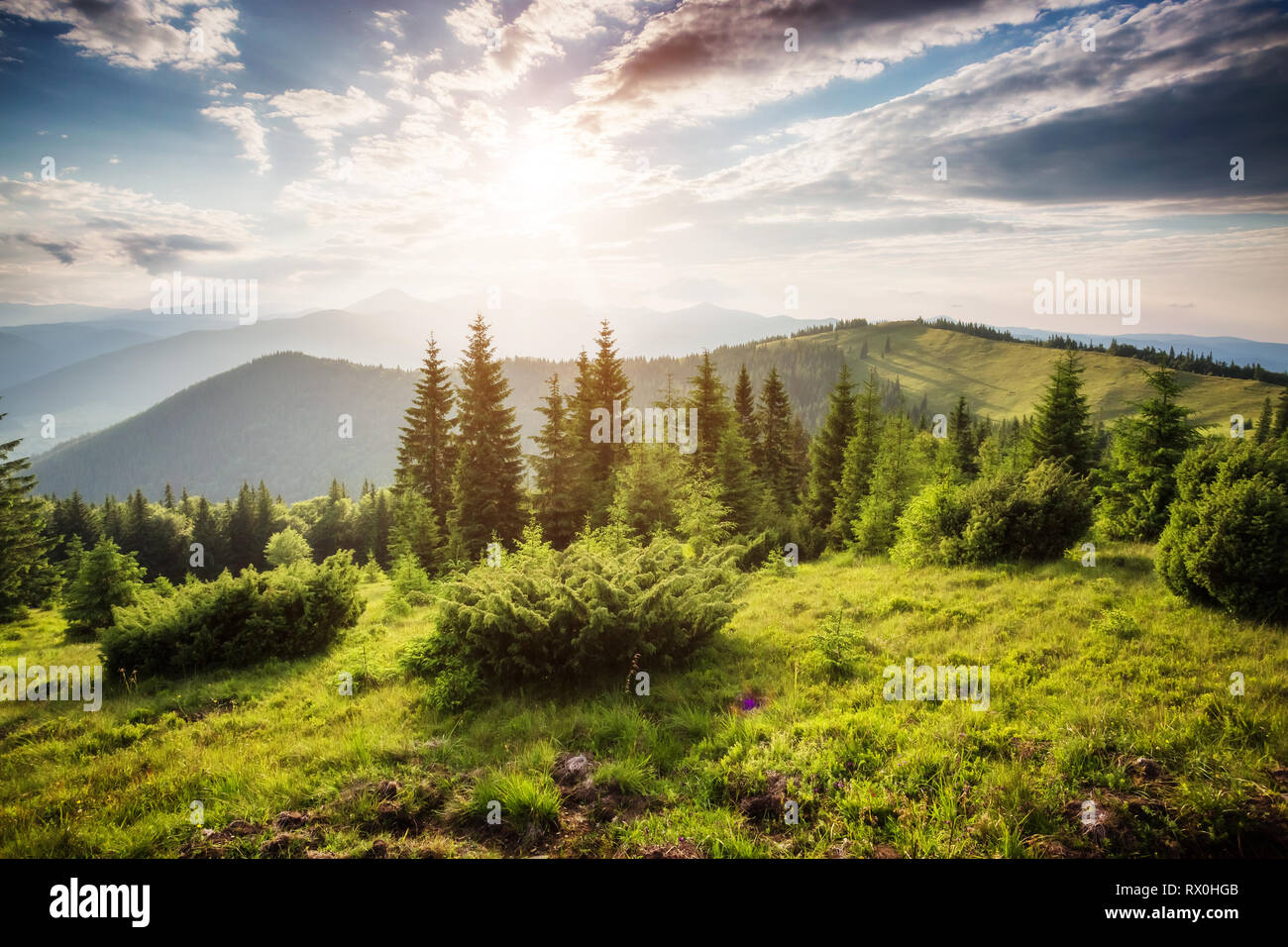 Fantastischer Tag an einem wunderschönen Ort im Sonnenlicht. Dramatische und malerischen Morgen Szene. Ort: Karpaten Nationalpark, Ukraine, Europa. Künstlerische Stockfoto