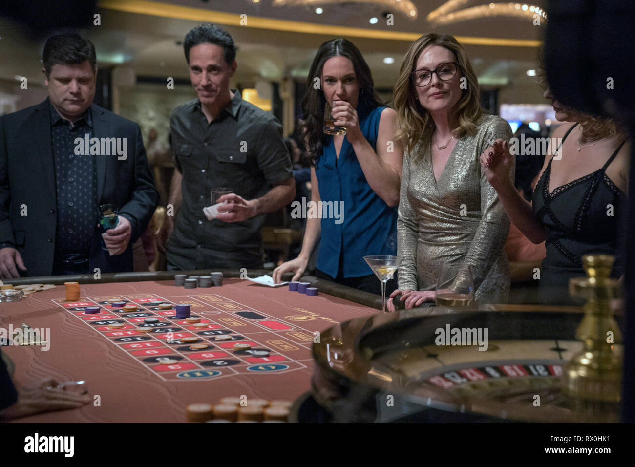 Gloria Bell ist eine Chilean-American film Drama Komödie geschrieben und von Sebastián Lelio geleitet. Es ist ein REIMAGINING von lelio Film 2013 Gloria. Der Film stars Julianne Moore, John Turturro, Michael Cera, Caren Pistorius, Brad Garrett, Jeanne Tripplehorn, Rita Wilson, Sean Astin, und Holland Taylor. Dieses Foto ist nur für den redaktionellen Gebrauch bestimmt und unterliegen dem Copyright der Film Company und/oder der bezeichneten Fotograf durch den Film oder die Produktion Firma zugewiesen. Stockfoto