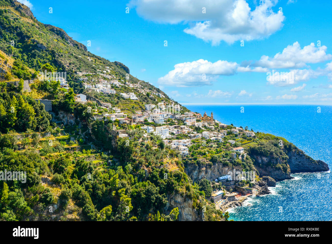 Ein Blick auf einem Hügel Stadt Praiano, Italien von einer landschaftlich schönen Fahrt entlang der Amalfiküste auf dem italienischen Mittelmeer Stockfoto