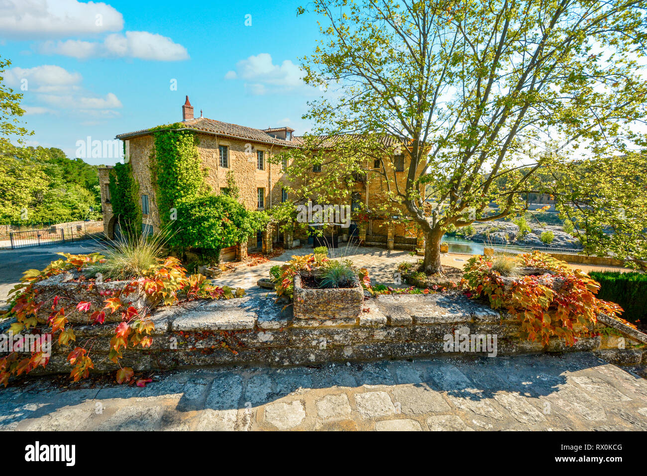 Eine große Villa am Ufer des Flusses Gardon in der französischen Landschaft im Süden Frankreichs in der Nähe des Pont du Gard in der Provence Region. Stockfoto