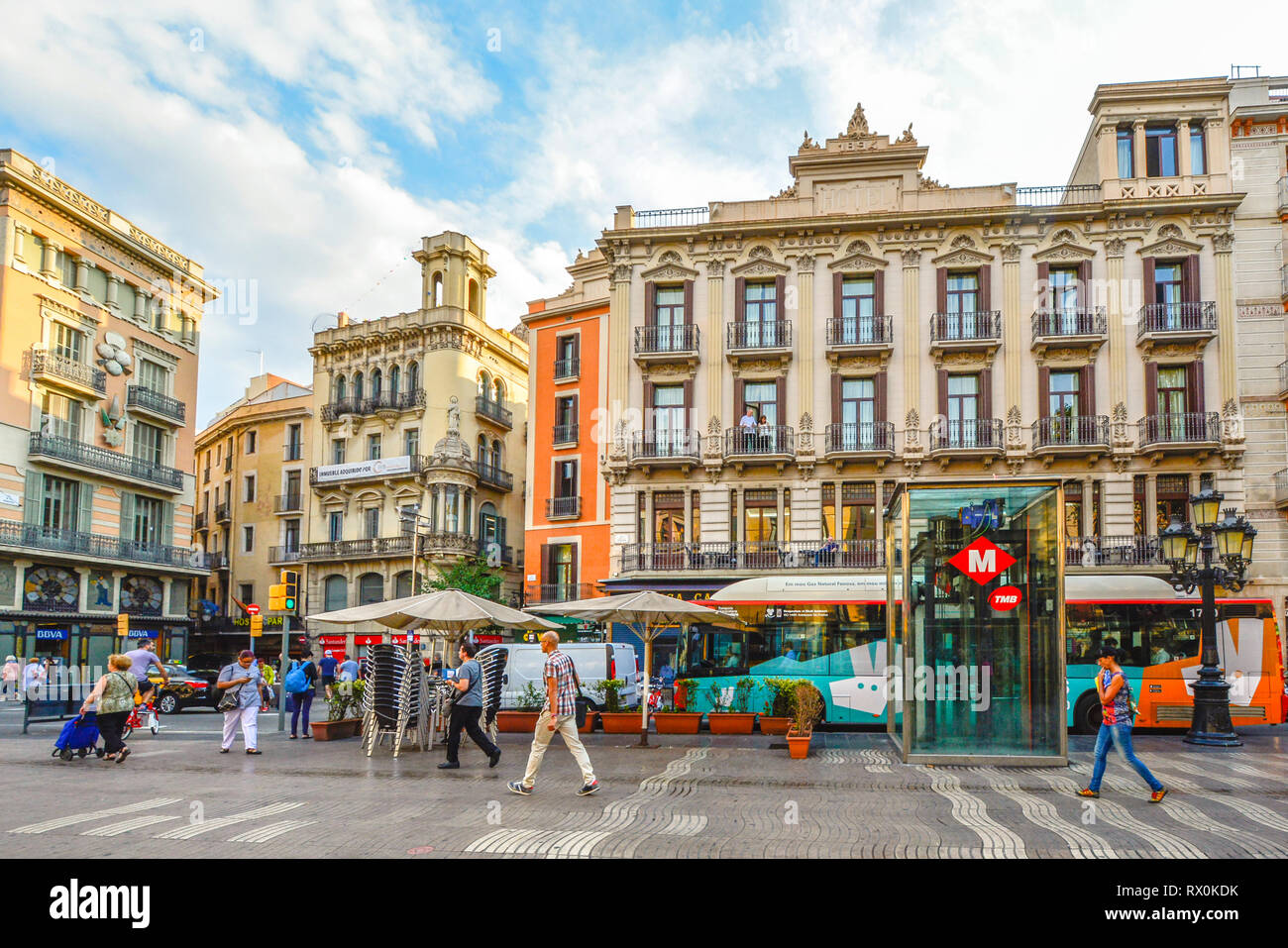 Fußgänger laufen die bunten Straße La Rambla Vergangenheit Busse und Geschäfte in Barcelona Spanien Stockfoto