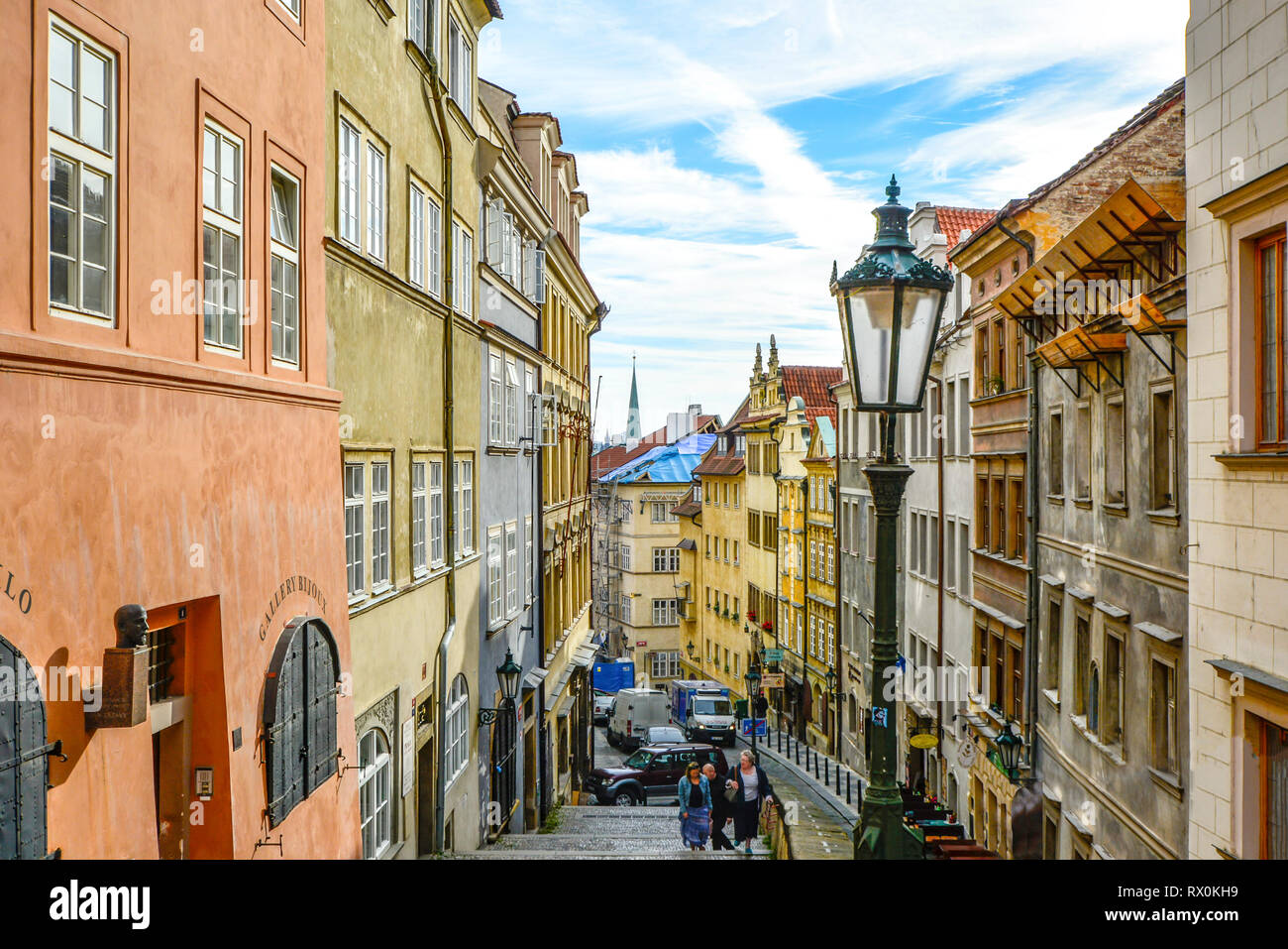 Touristen gehen Sie die lange Treppe vorbei an Geschäften und Wohnungen auf dem Weg zur Prager Burg in Prag, Tschechische Republik Stockfoto