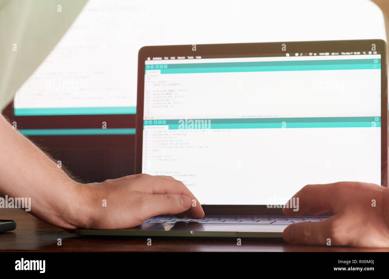 Woking auf Web Application Code. Mann bei der Arbeit als Programmierer Stockfoto
