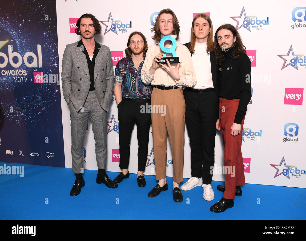 Charlie Salz, Joe Donovan, Tom Ogden, Myles Kellock, und Josh Dewhurst von Blossems gewinnt Best Indie Award bei den Global Awards 2019 mit sehr.co.uk am Londoner Eventim Apollo Hammersmith statt. Stockfoto