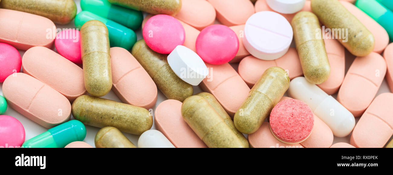 Medizin, Medikamente. Bunte Pillen und Kapseln Hintergrund, Banner, Nahaufnahme der Ansicht von oben Stockfoto