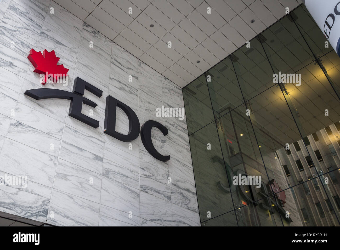 OTTAWA, Kanada - 12. NOVEMBER 2018: EDC Logo auf ihren Hauptsitz in Ottawa. Export Development Canada ist ein staatliches Unternehmen unterstützen und Dev Stockfoto