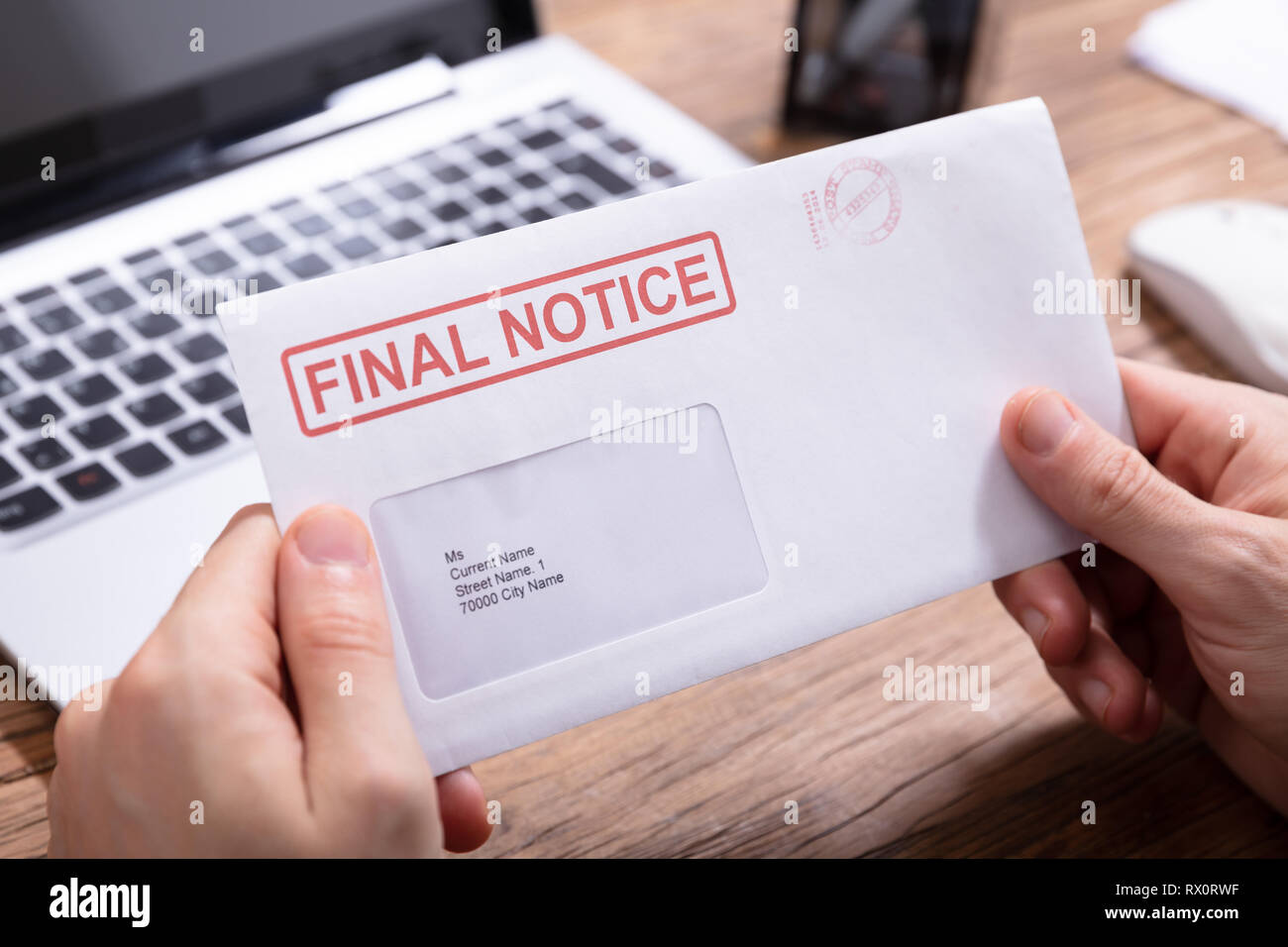 In der Nähe der Person Hand Letzte Benachrichtigung Umschlag Stockfoto