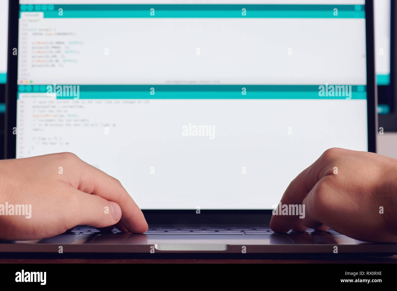 Programmierer Hände machen Computer code Vorderansicht Stockfoto