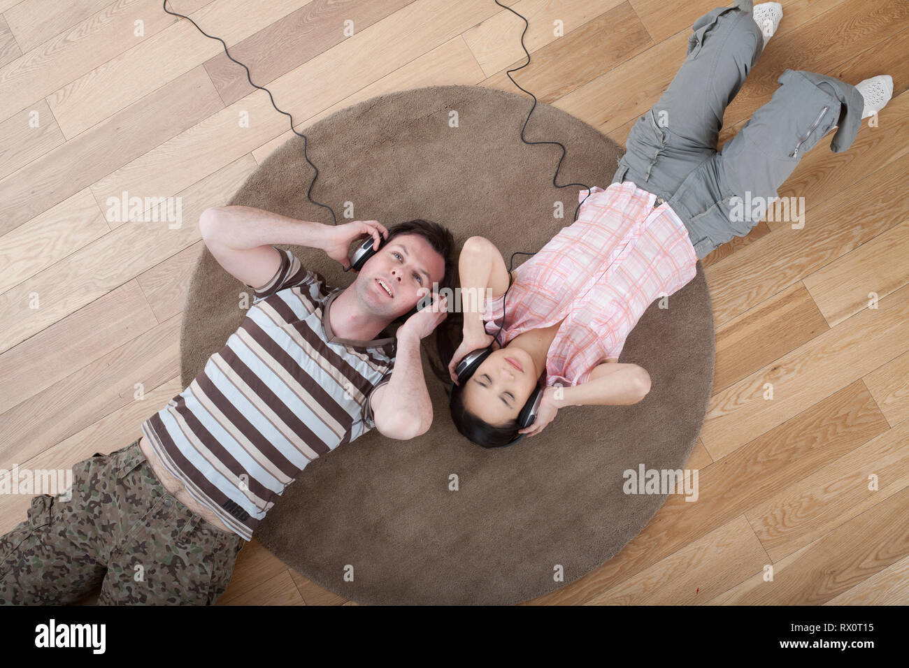 Junges Paar Musik über Kopfhörer hören Stockfoto