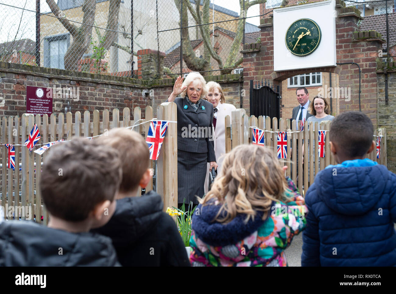 Die Herzogin von Cornwall bei einem Besuch der Avondale Park Schule in Notting Hill, London, Kennzeichnung Welttag des Buches. Stockfoto